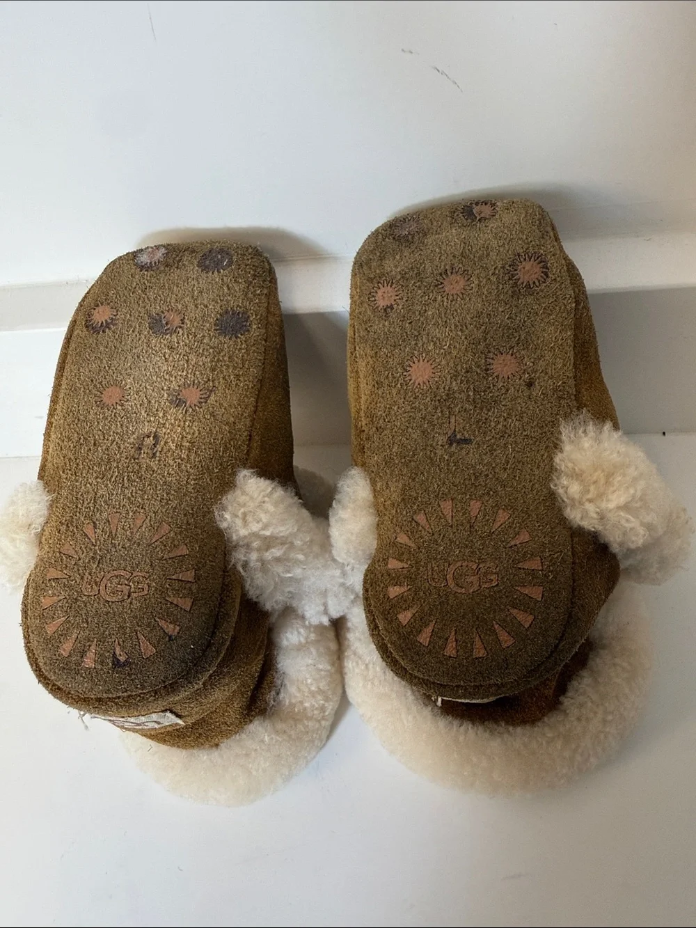 UGG Toddler Lassen Slippers in Chestnut with Cream Shearling - Size 04/05 Months